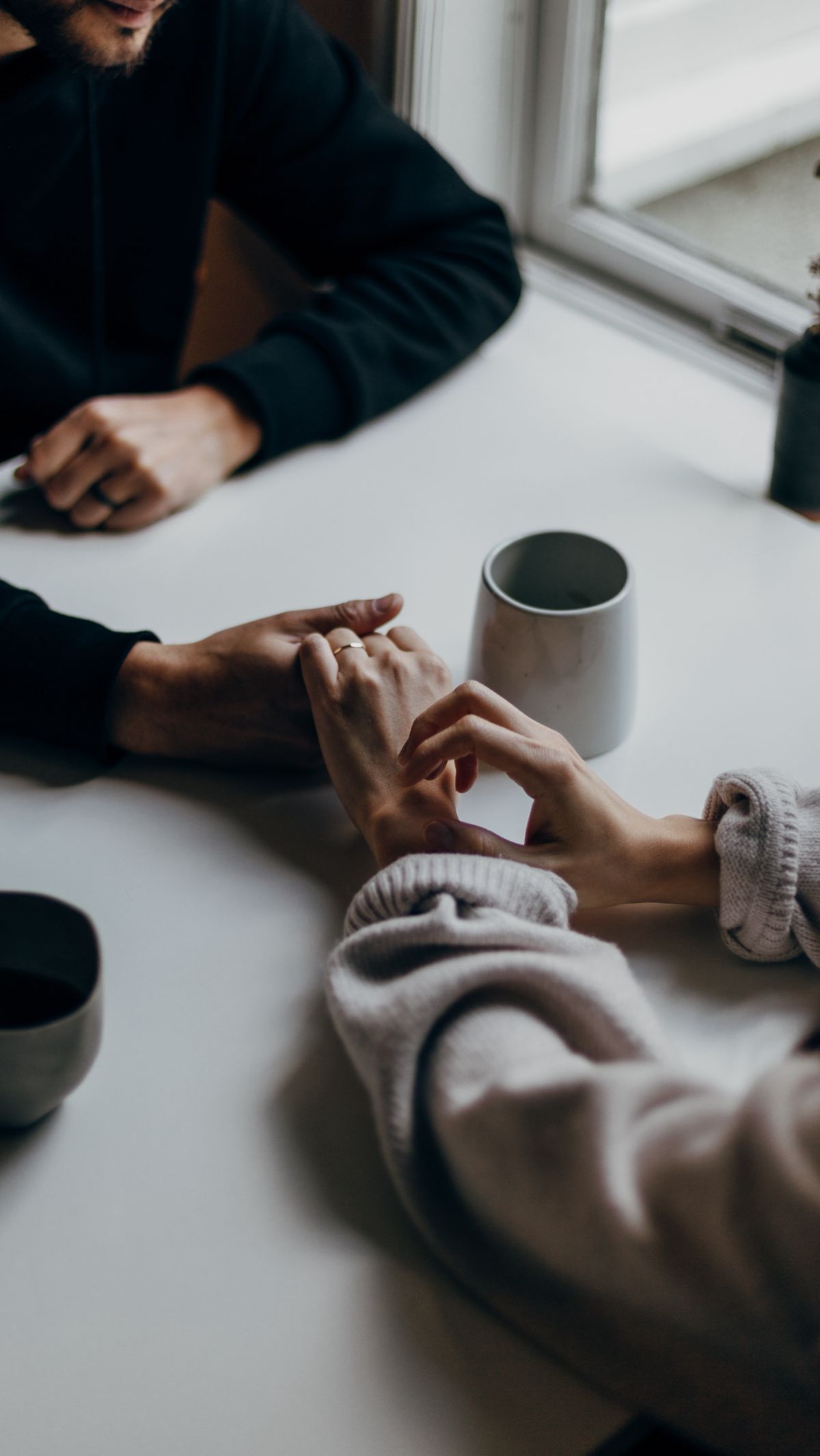 Memberi ucapan selamat pagi buat pacar yang jauh adalah salah satu cara menjaga komunikasi agar hubungan asmara tetap  harmonis. Saling menyapa lewat pesan singkat melalui kata-kata yang penuh cinta merupakan bentuk ungkapan kasih sayang. Tak ada salahnya untuk rutin berbagi ucapan, terutama jika Anda sedang menjalani long distance relationship dengan si dia.