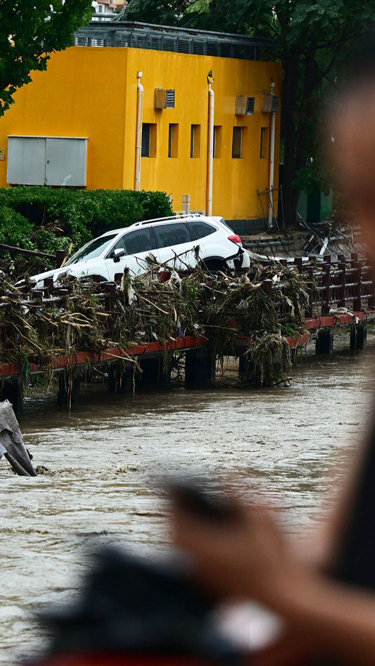 Sebagaimana dikutip Reuters (1/8), Beijing Daily melaporkan bahwa korban tewas naik menjadi 11 orang pada Selasa pagi, dengan 27 lainnya hilang.