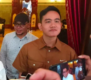 Rocky Gerung Serang Jokowi, Ini Reaksi Santai Gibran