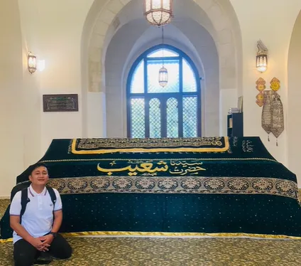 Lebih lanjut, pria itu membagikan potretnya saat ziarah ke makam nabi Syuaib As dan Nabi Yusha.  Makamnya terlihat lebih besar dari ukuran makaam manusia saat ini.