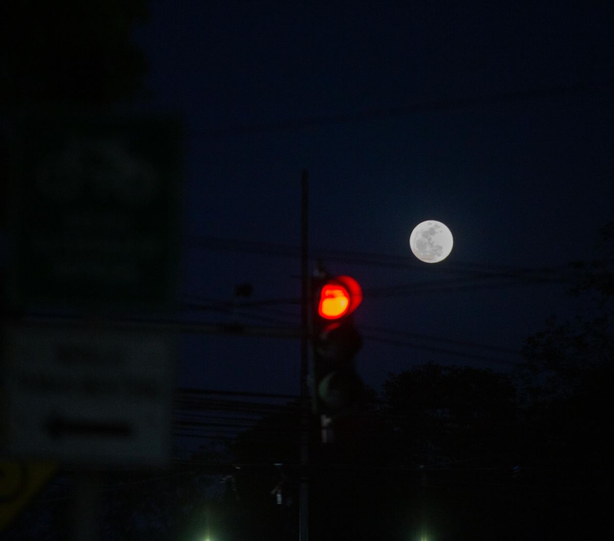 Penampakan Bulan Purnama (Supermoon) Sturgeon yang terlihat dari kawasan Jalan Protokol, Jakarta, Selasa (1/8/2023).

Fenomena Bulan Purnama Super yang kedua di tahun ini terjadi mulai tanggal 1 Agustus 2023.