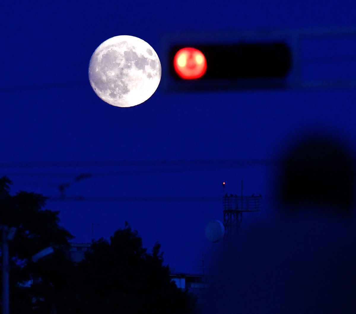 Selama fenomena Supermoon, jarak Bulan dengan Bumi hanya 361.934 kilometer.

Jarak itu lebih dekat jika  dibandingkan dengan jarak rata-rata sekitar 382.900 km.