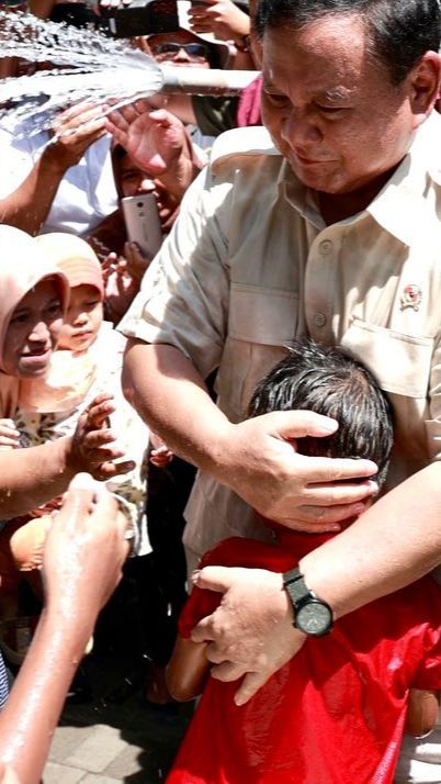 Prabowo Main Air Bareng Anak-Anak dan Beri Pelukan Hangat di
