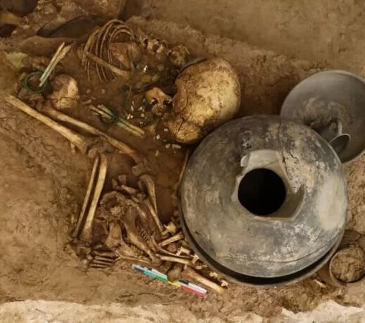 Kerangka-kerangka ini ditemukan di area seluas sekitar 5 meter persegi.