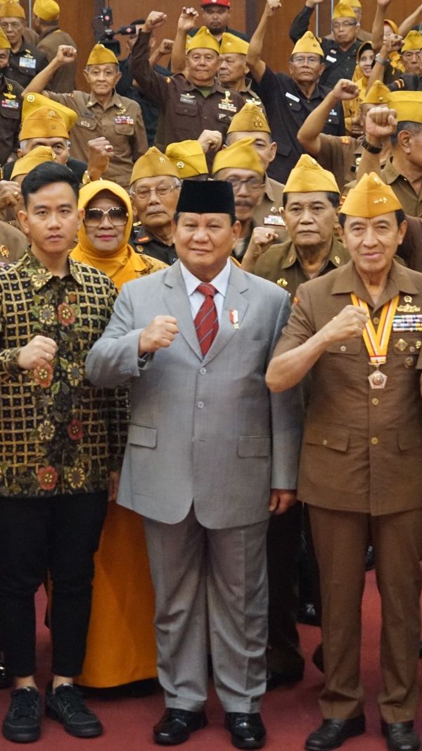 FOTO: Prabowo Dan Gibran Duduk Berdampingan Di Peringatan Hari Veteran ...