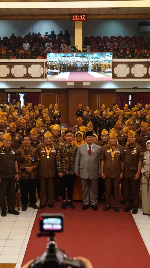 FOTO: Prabowo Dan Gibran Duduk Berdampingan Di Peringatan Hari Veteran ...