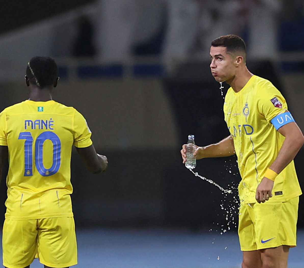 Cristiano Ronaldo bersama rekan setimnya Sadio Mane setelah sukses menjadi pahlawan kemenangan 2-1 untuk Al Nassr atas sang rival, Al Hilal dalam partai final Liga Champions Arab 2023 yang digelar di King Fahd Stadium, Taif, Sabtu (12/8/2023).