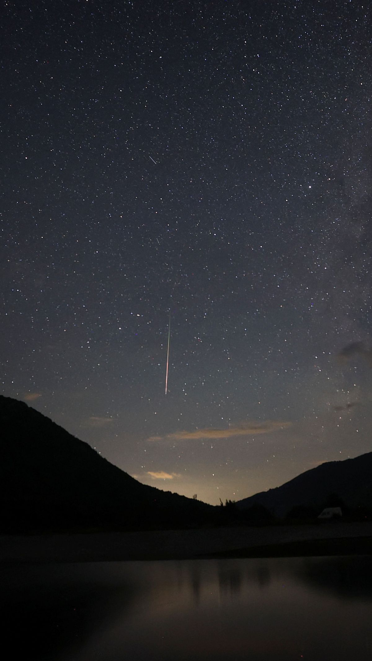 Hujan meteor Perseid adalah fenomena astronomis yang terjadi ketika Bumi melewati jejak debu komet Swift-Tuttle.