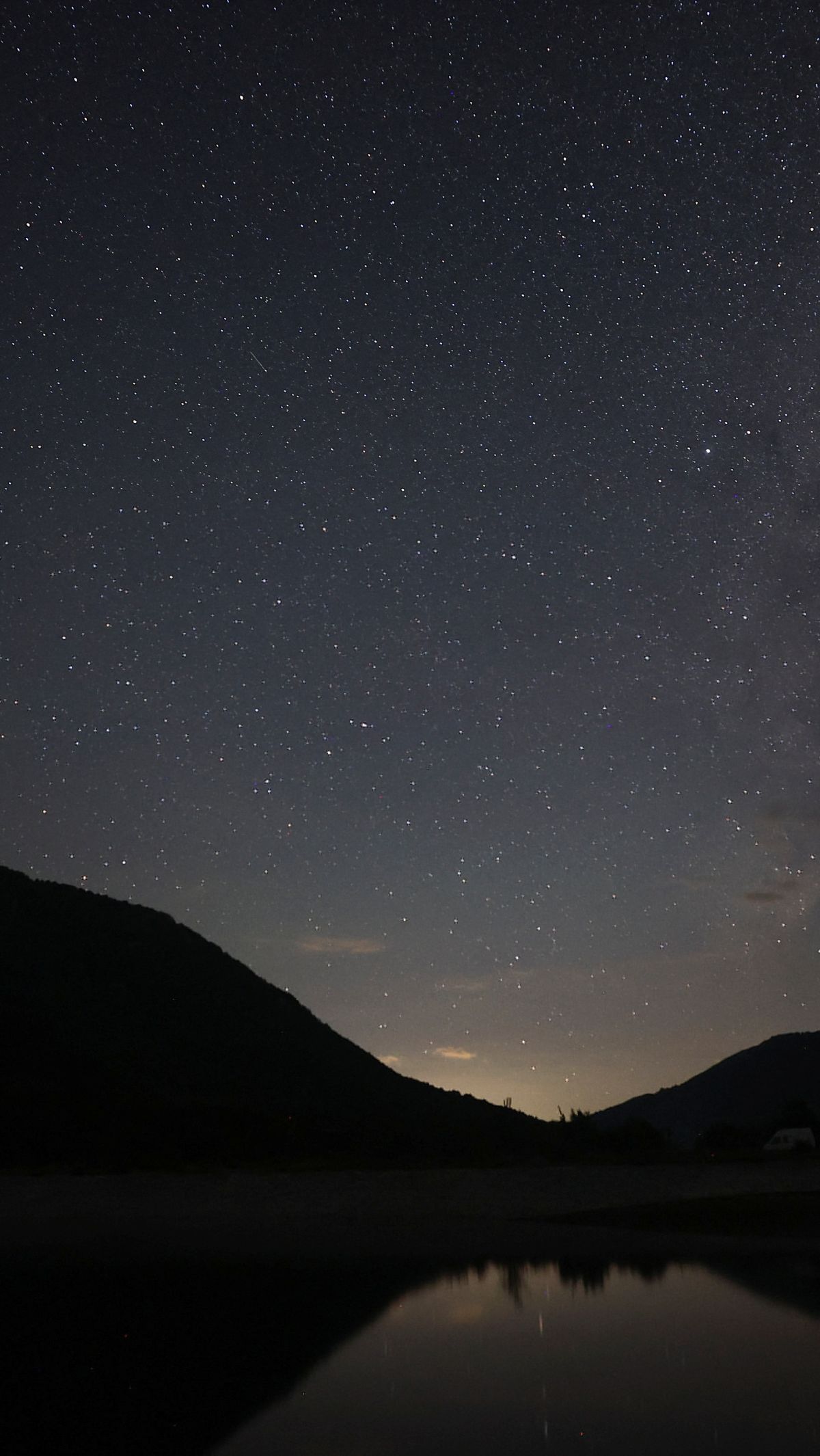 Kemudian hujan meteor Perseid juga terlihat di langit Taman Nasional Shebenik, di Fushe Stude, Albania pada 13 Agustus 2023. REUTERS/Florion Goga