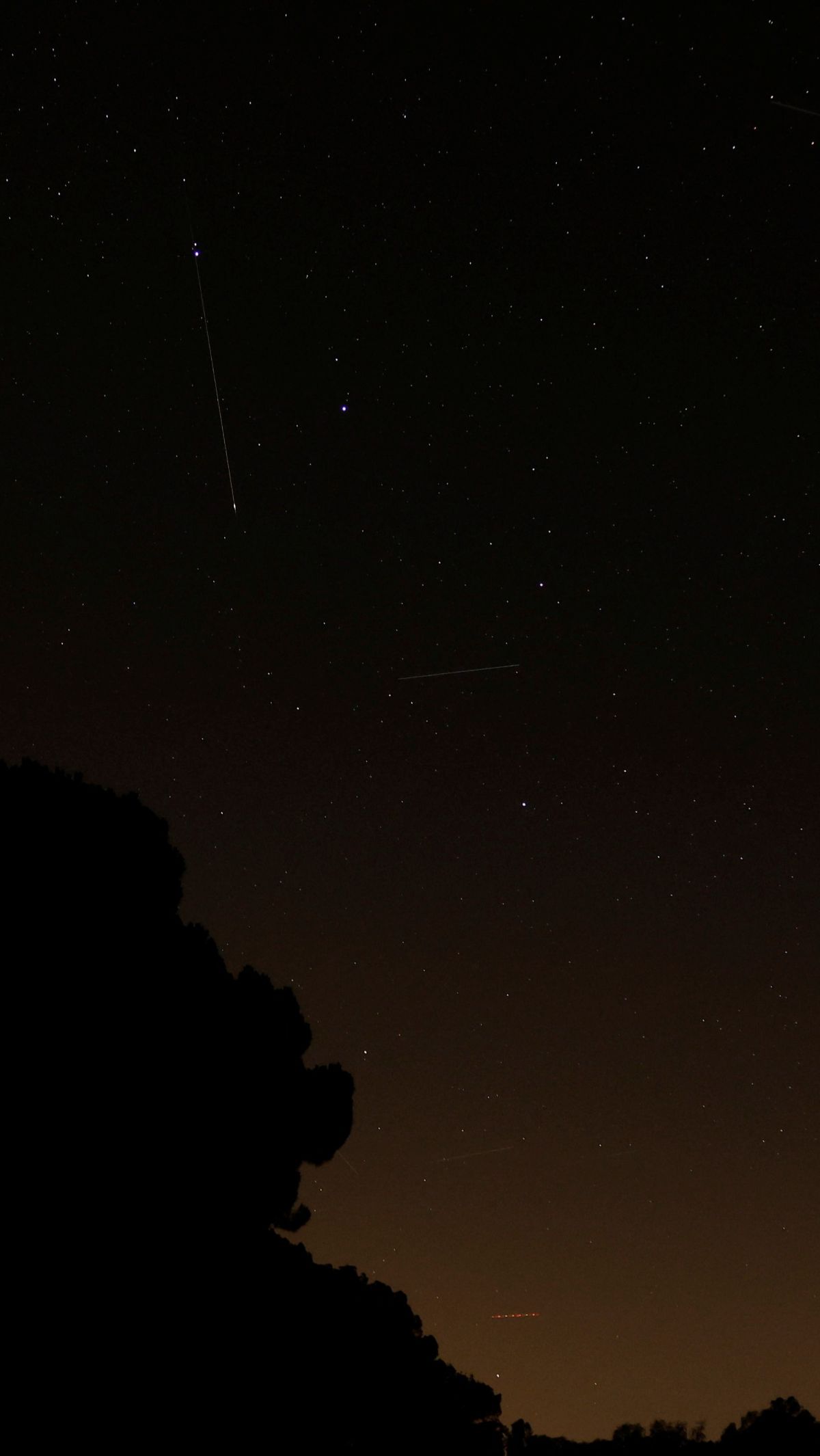 Hujan meteor Perseid juga dapat terlihat di wilayah Ronda, Spanyol pada 13 Agustus 2023.
REUTERS/Jon Nazca