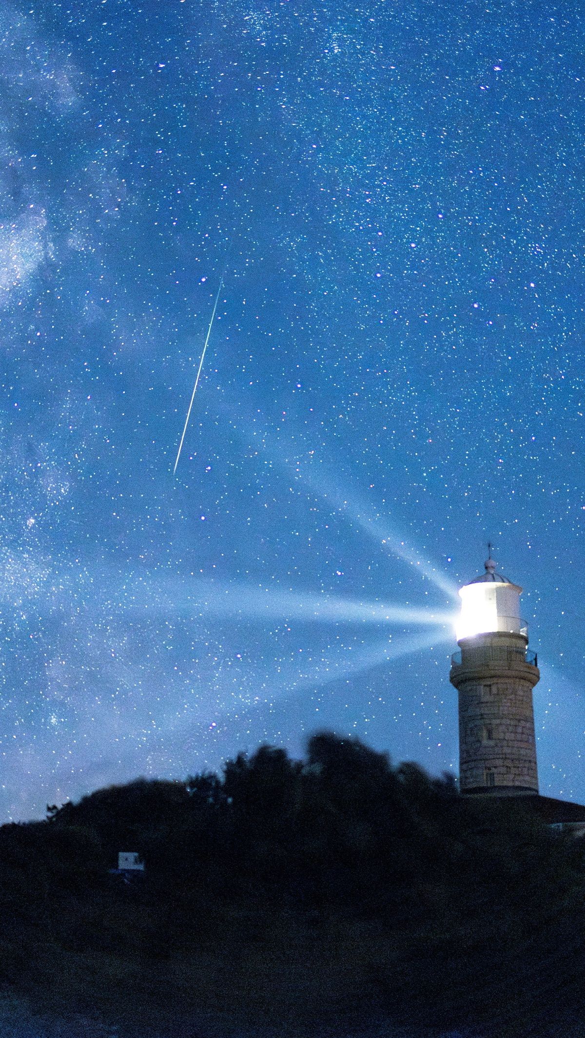 FOTO: Melihat Fenomena Hujan Meteor Perseid Menghiasi Langit Lima Negara di Belahan Bumi Utara