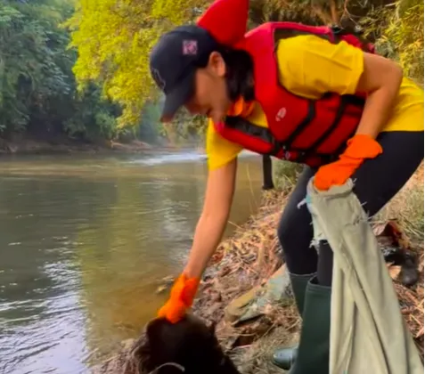 Aksi Luna Maya Punguti Sampah di Ciliwung, Bikin Makin Ngefans