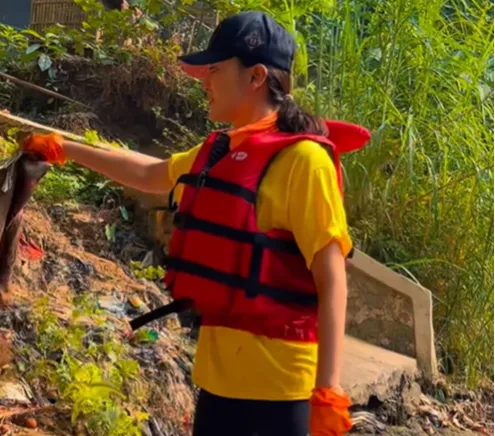 Aksi Luna Maya Punguti Sampah di Ciliwung, Bikin Makin Ngefans