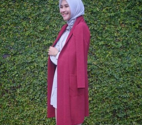 2. Kemeja Putih dan Outer Merah