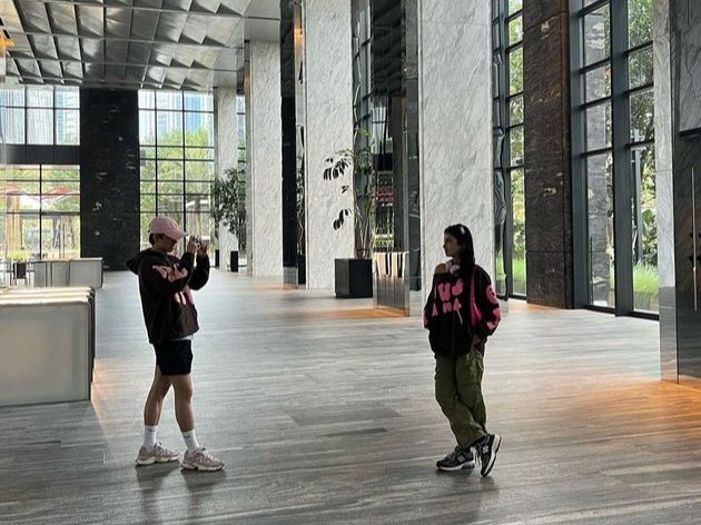 Karier Semakin Sukses, Simak Bagaimana 8 Potret Ratu Sofya Berkolaborasi Dalam Bisnis Fashion Dengan Pacarnya.