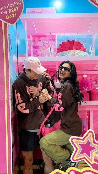 Karier Semakin Sukses, Simak Bagaimana 8 Potret Ratu Sofya Berkolaborasi Dalam Bisnis Fashion Dengan Pacarnya.
