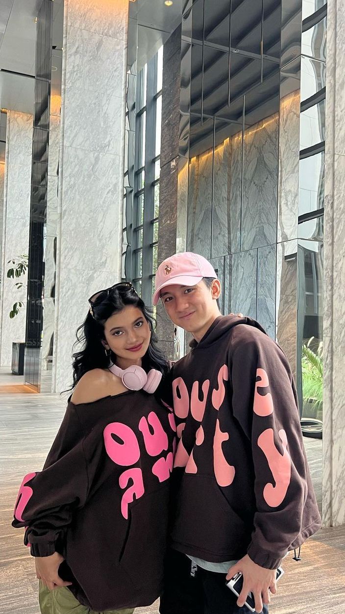 Kini, keduanya juga membangun bisnis fashion bareng yang diberi nama 'calledelarache'. Bisnis tersebut memproduksi sweater dengan desain yang  super kece.