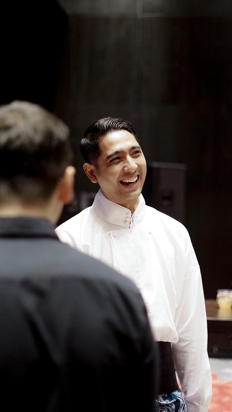 Arya Saloka berperan sebagai Lebas. Ia merupakan anak bungsu dari Soeraja.