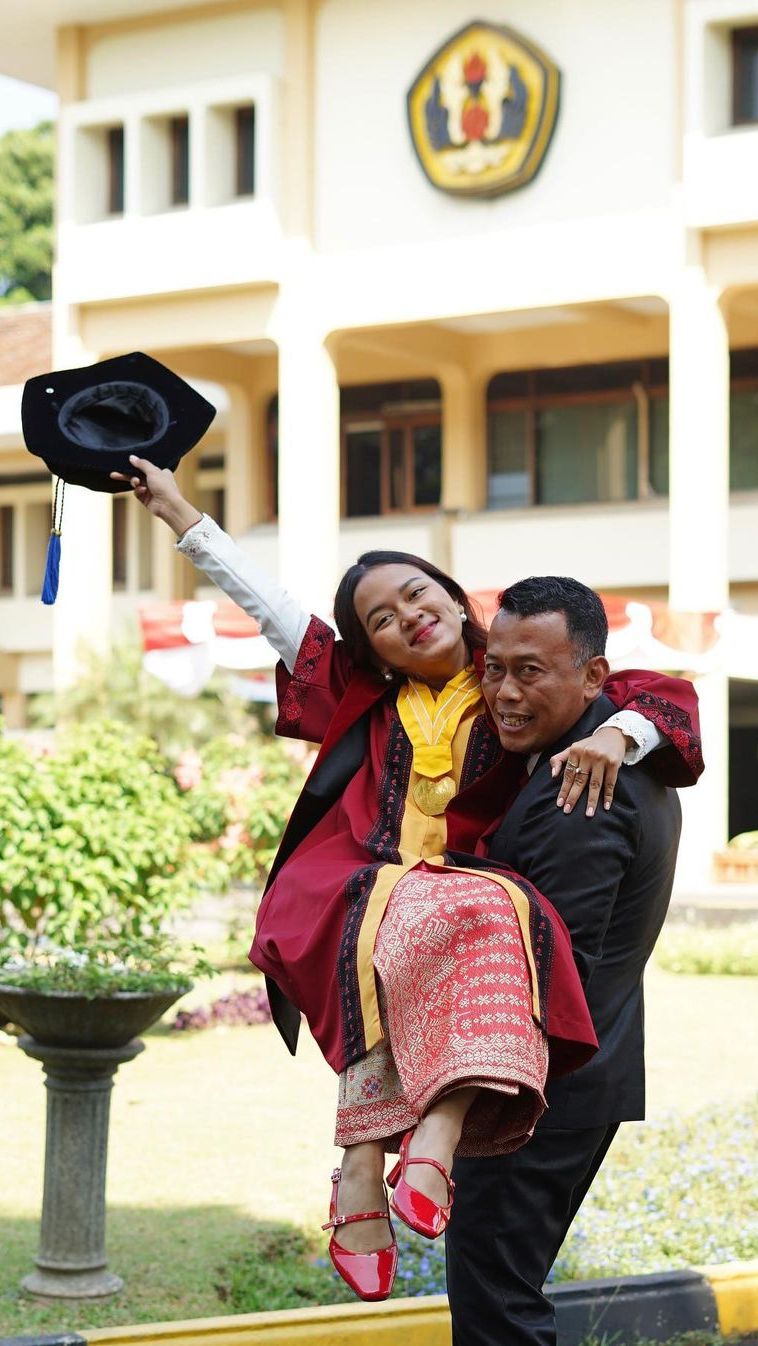 Sebagai orang tua, Sugiri sangat bangga atas pencapaian dan keberhasilan sang putri. Ia tampak menggendong Jian bersama toga prestasinya.