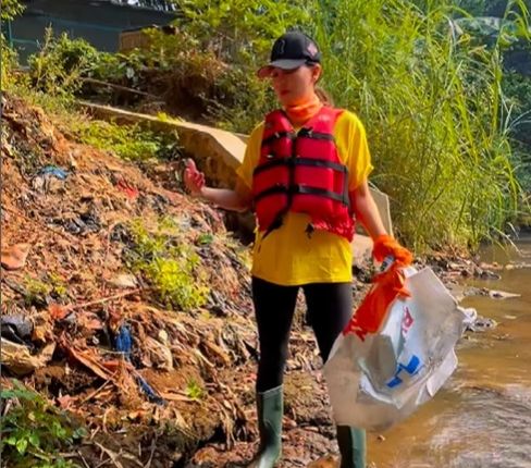 Aksi Luna Maya Punguti Sampah di Ciliwung, Bikin Makin Ngefans