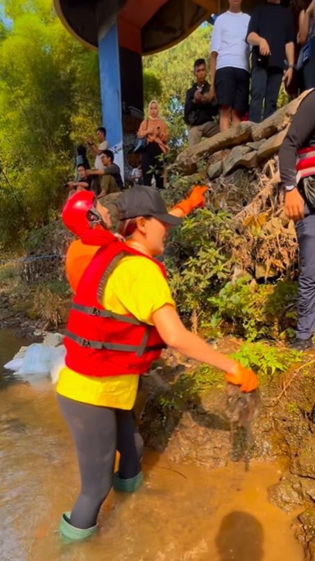 Aksi Luna Maya Punguti Sampah di Ciliwung, Bikin Makin Ngefans