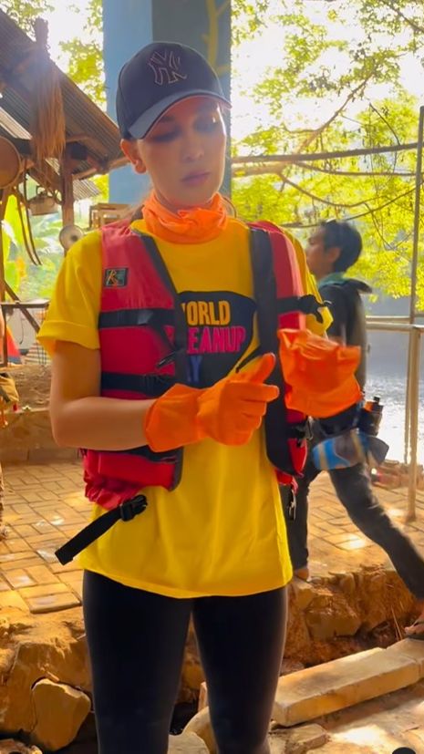 Aksi Luna Maya Punguti Sampah di Ciliwung, Bikin Makin Ngefans