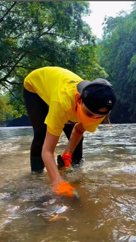 Aksi Luna Maya Punguti Sampah di Ciliwung, Bikin Makin Ngefans