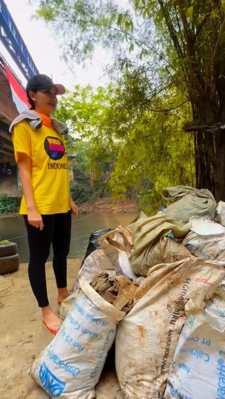 Aksi Luna Maya Punguti Sampah di Ciliwung, Bikin Makin Ngefans