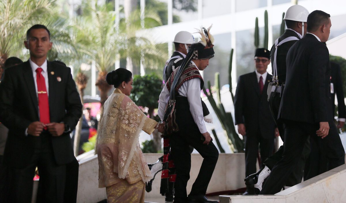 FOTO: Makna Dan Filosofi Baju Adat Tanimbar Yang Dipakai Jokowi Di ...