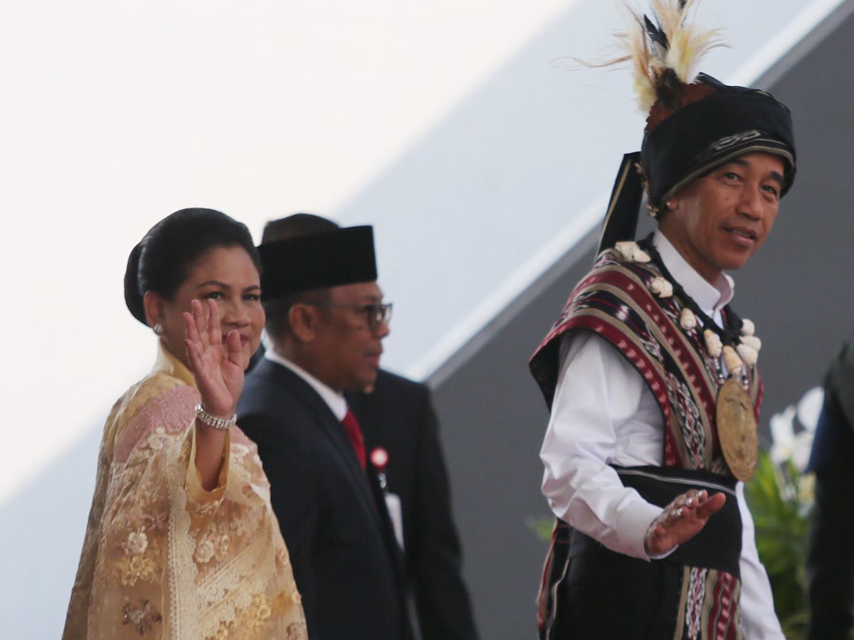 Foto Makna Dan Filosofi Baju Adat Tanimbar Yang Dipakai Jokowi Di