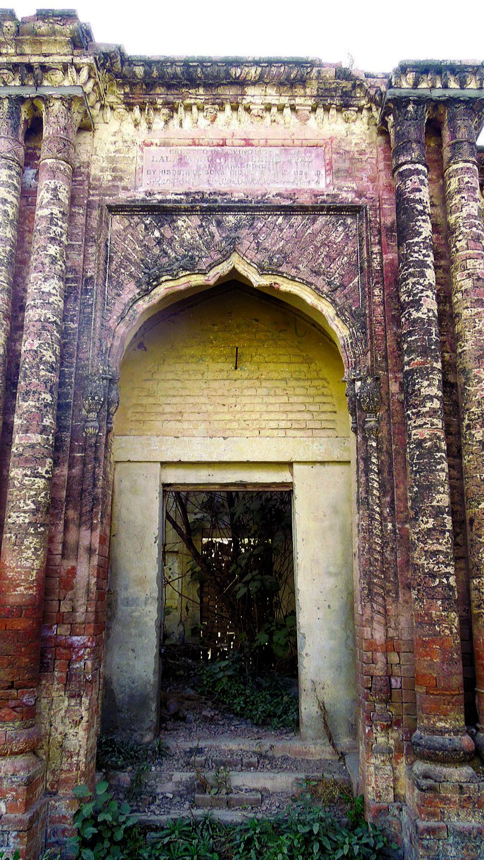 4. Shamshan Gha

In the heart of Lahore lies Shamshan Ghat. It is a cremation ground where the cover between the living and the dead is said to be thin. Locals share thrilling tales of facing shadowy figures. Some also see unexplainable lights flickering in the darkness. 

pinterest/dawn