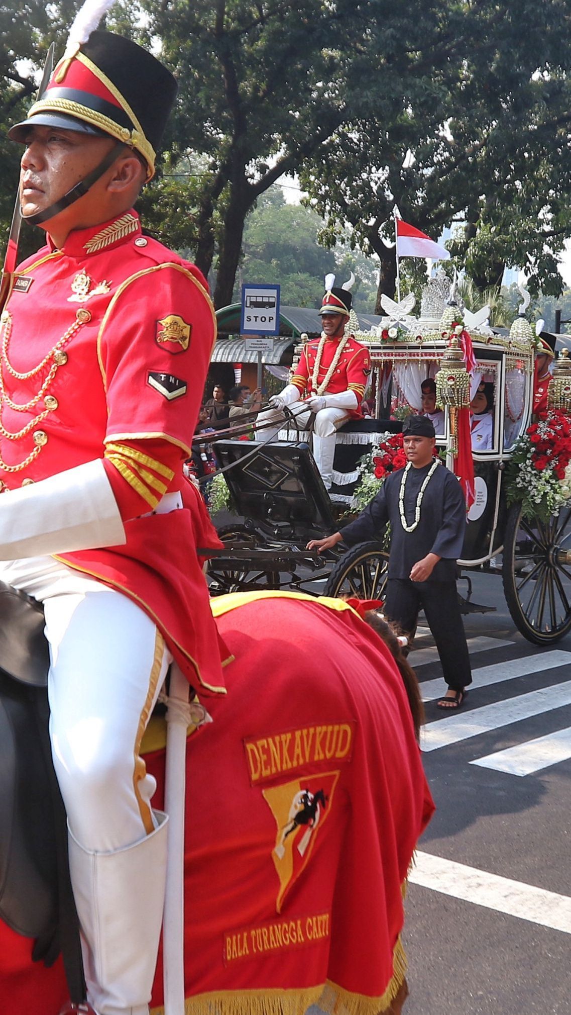 FOTO: Iring-Iringan Kirab Budaya HUT Ke-78 Kemerdekaan RI Saat Kereta ...