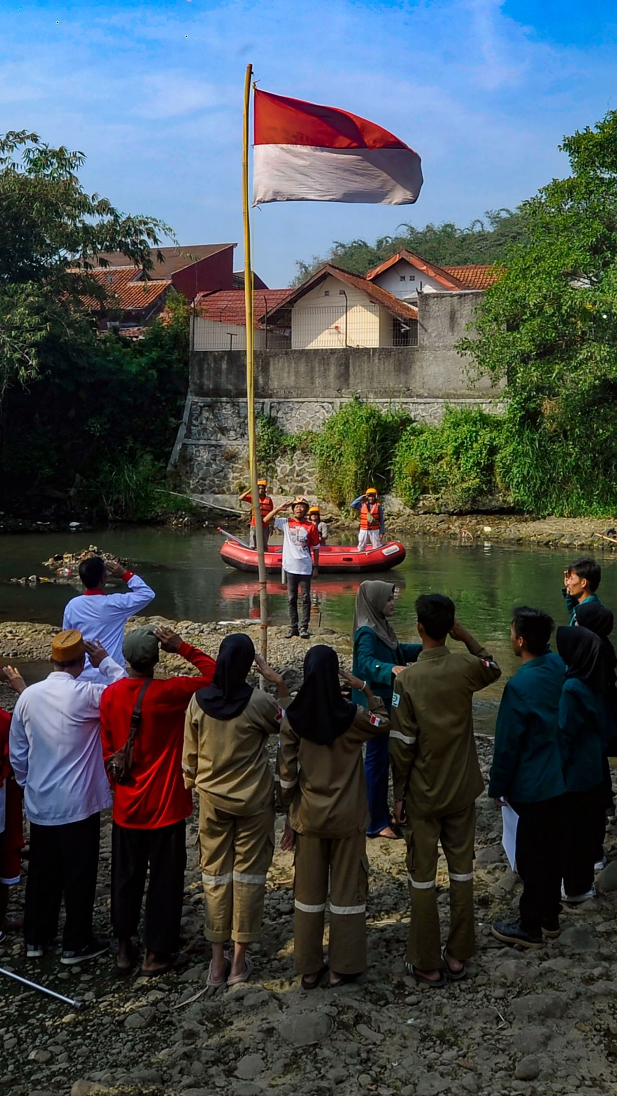 Foto Musim Kemarau Warga Kedung Halang Gelar Upacara Hut Ke 78 Kemerdekaan Ri Di Sungai 7140