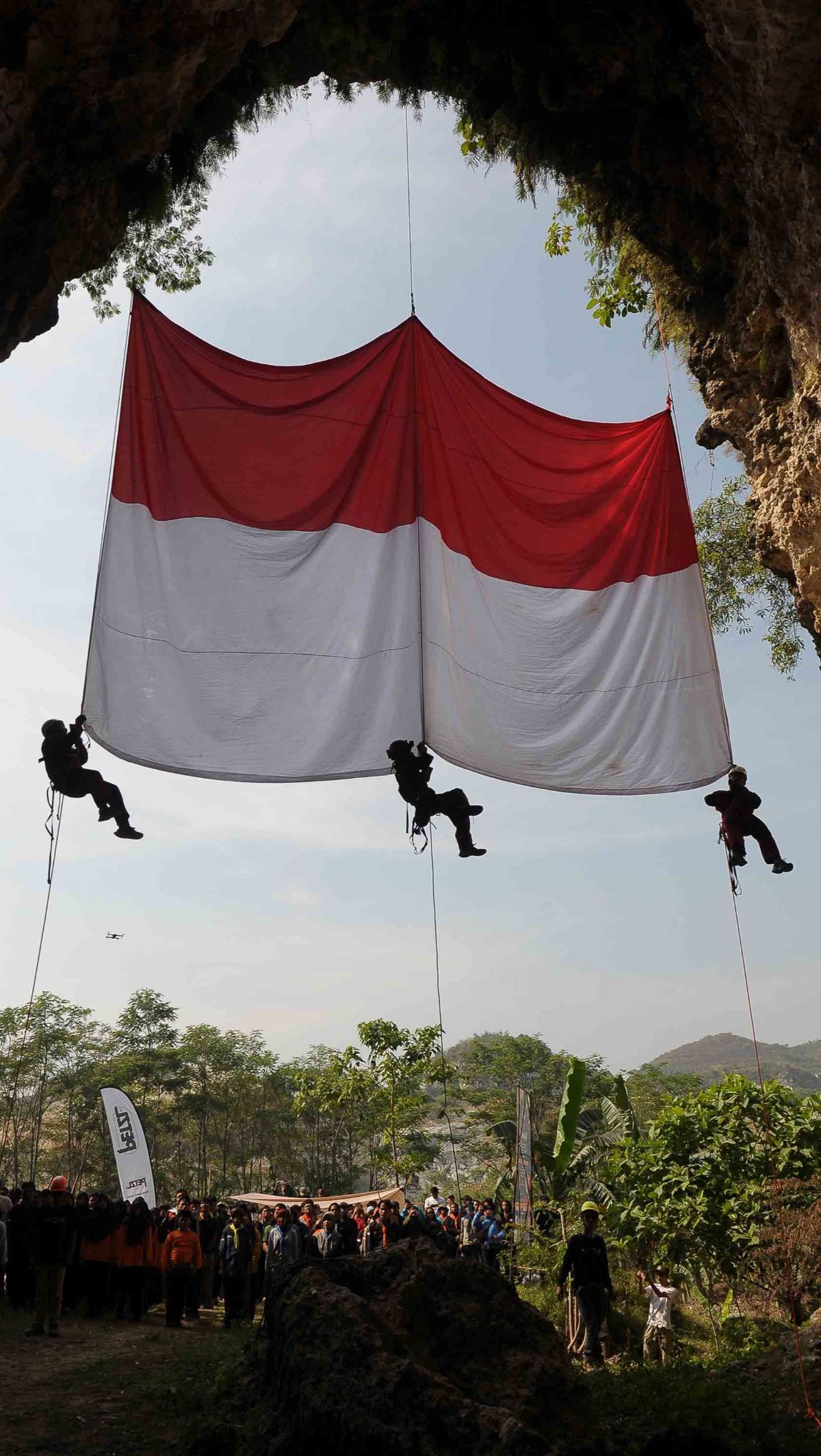 FOTO: Rayakan HUT Ke-78 Kemerdekaan RI, Pecinta Alam Bentangkan Bendera ...