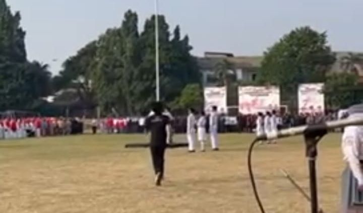 Aksi pengibaran bendera merah putih di lapangan Rempoa Tangerang Selatan saat upaca HUT RI ke-78 diwarnai insiden tali pengait bendera lepas pada sisi atas tiang.