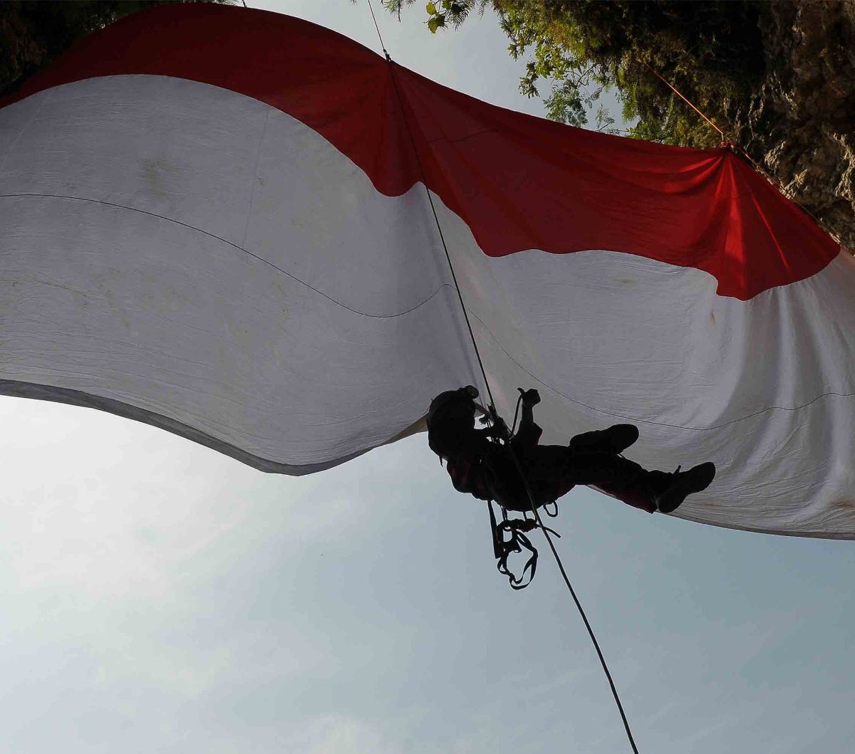 Foto Rayakan Hut Ke Kemerdekaan Ri Pecinta Alam Bentangkan Bendera Merah Putih Raksasa Di