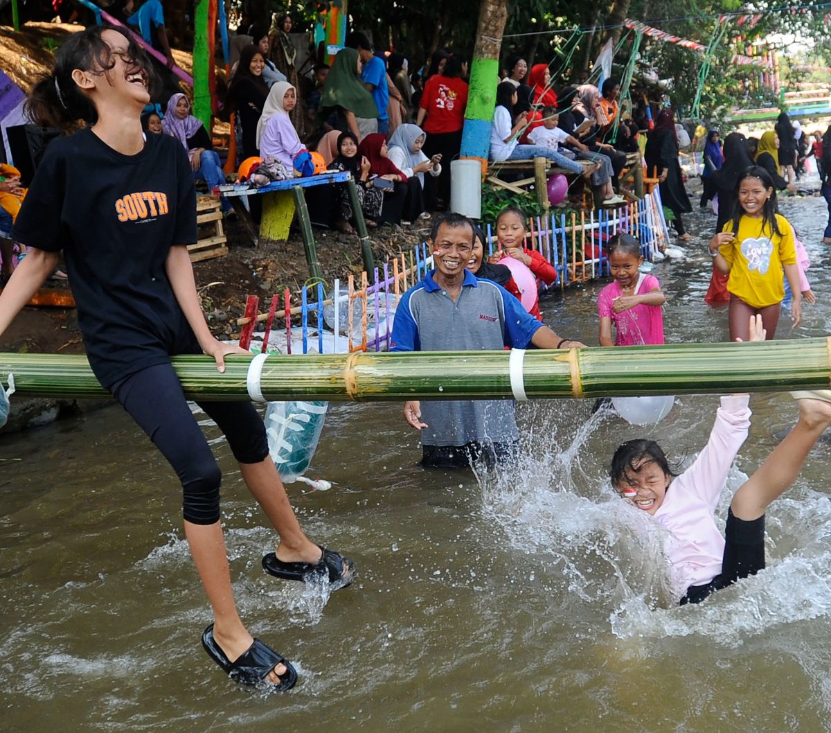 Dalam lomba ini setiap peserta harus mengalahkan lawannya hingga terjatuh ke dalam kolam.