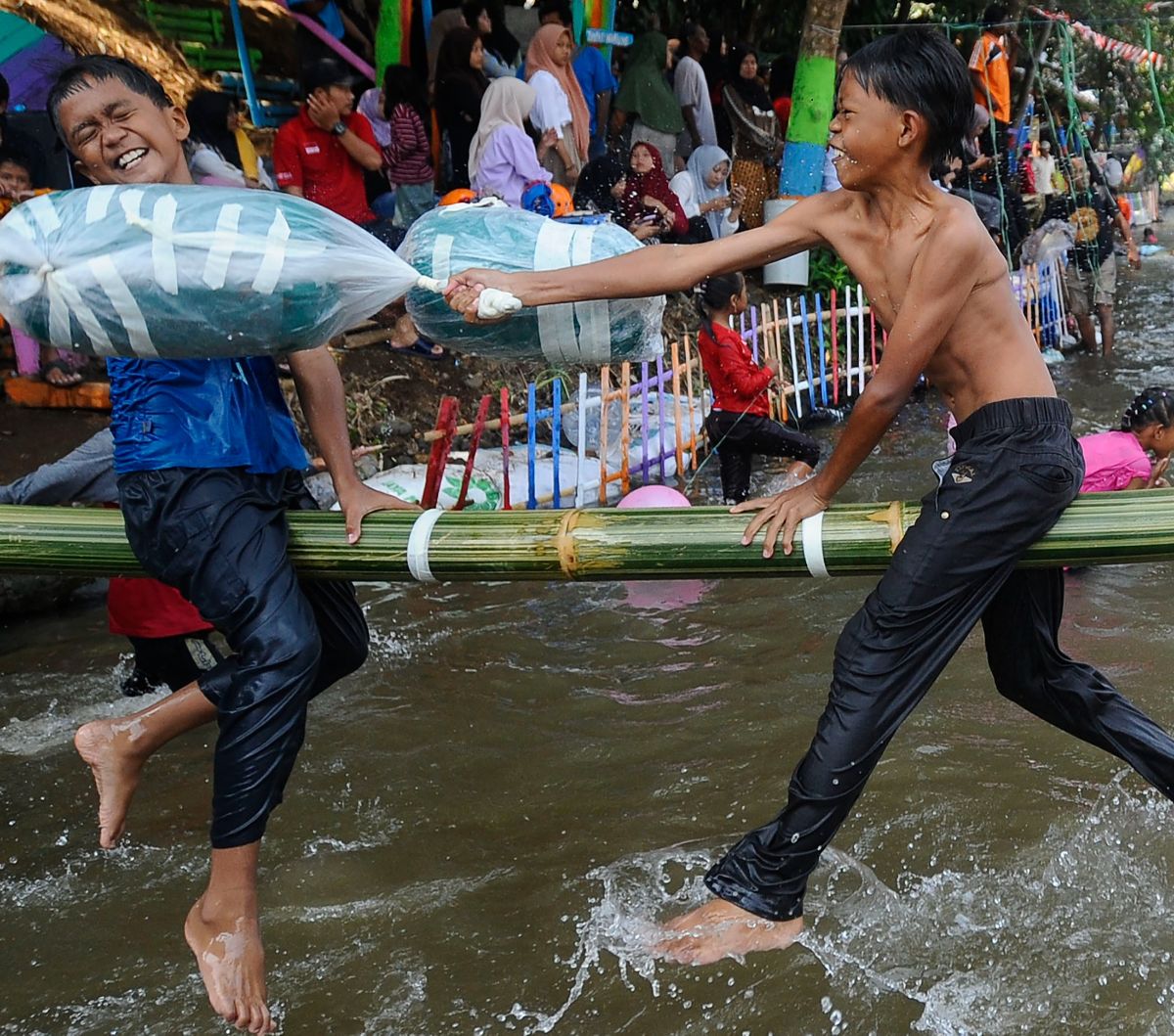 Di balik keseruannya, lomba gebuk bantal ini ternyata menyimpan makna mendalam yang sejalan dengan semangat kemerdekaan Republik Indonesia.