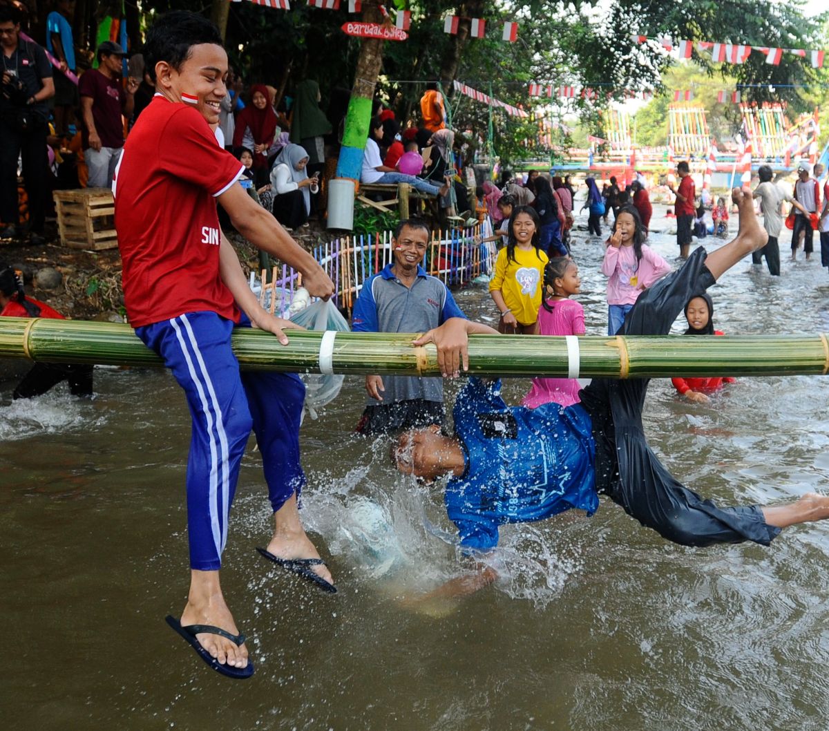 Pada lomba gebuk bantal ini peserta tidak hanya dituntut untuk menjatuhkan lawan melainkan harus menjaga keseimbangan agar tidak terjatuh.