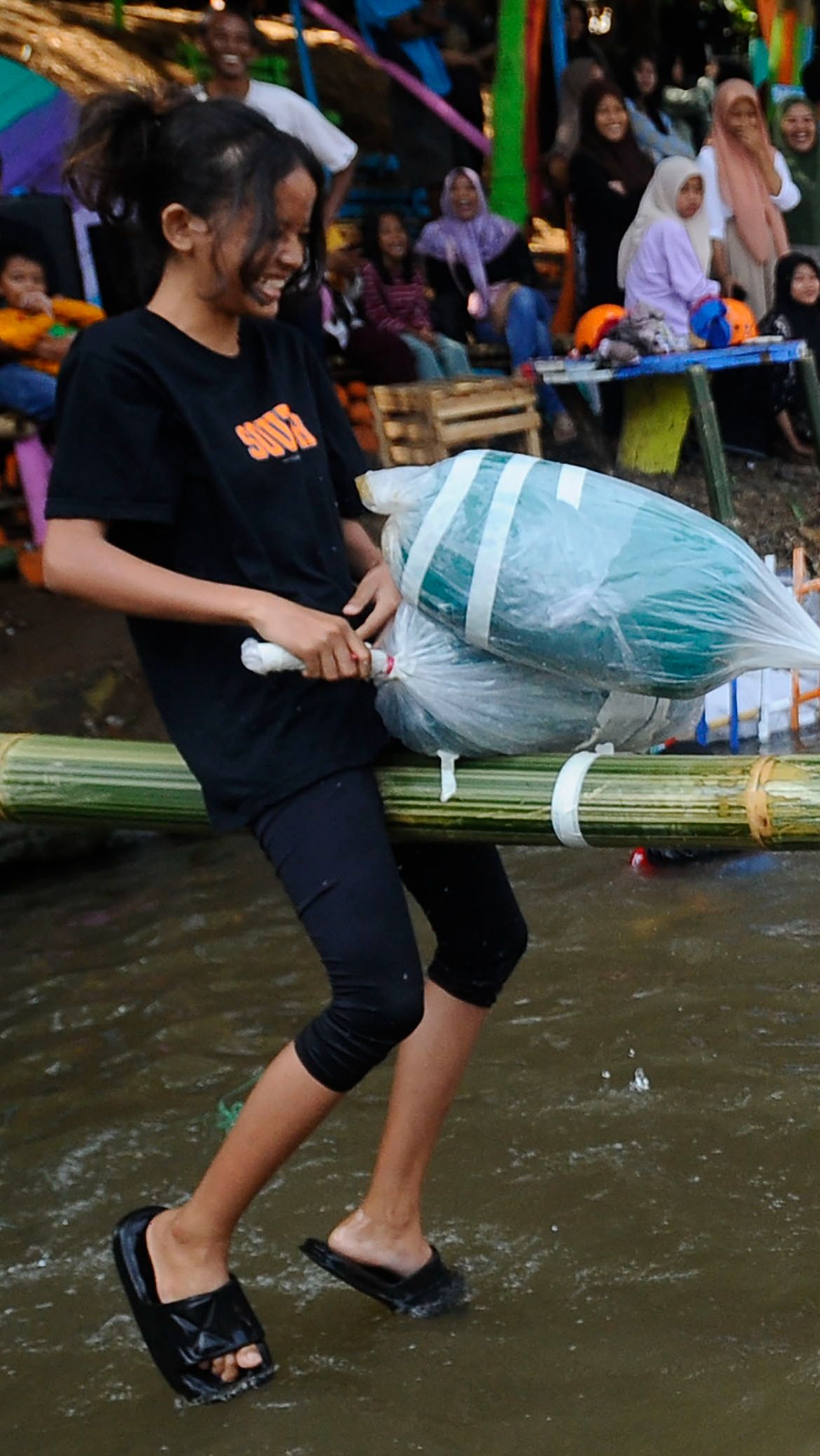 Cara bermain lomba ini cukup unik, pesertanya harus berusaha saling menjatuhkan dengan menggunakan bantal sebagai senjatanya.