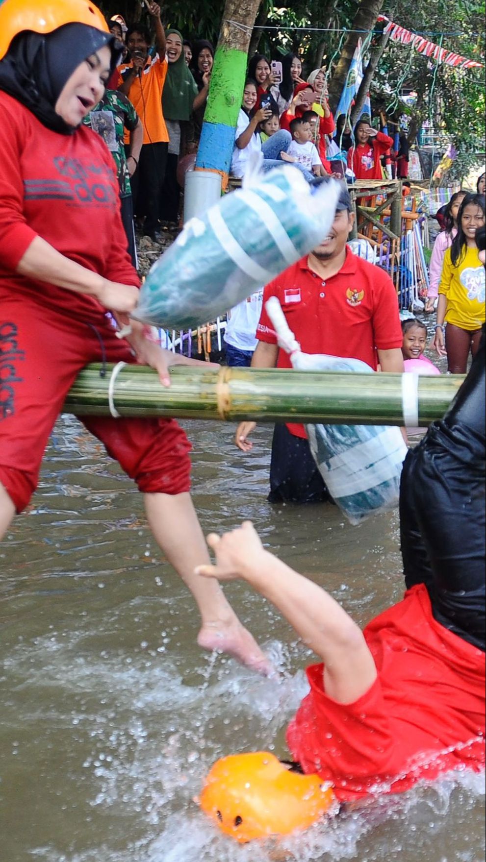 FOTO: Seru dan Kocak Lomba Gebuk Bantal di Katulampa, Ibu-Ibu dan Anak-Anak Tak Mau Mengalah sampai Basah Kuyup