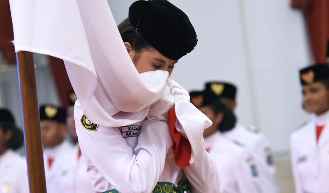Pin Jatuh dan Diambil oleh Presiden
