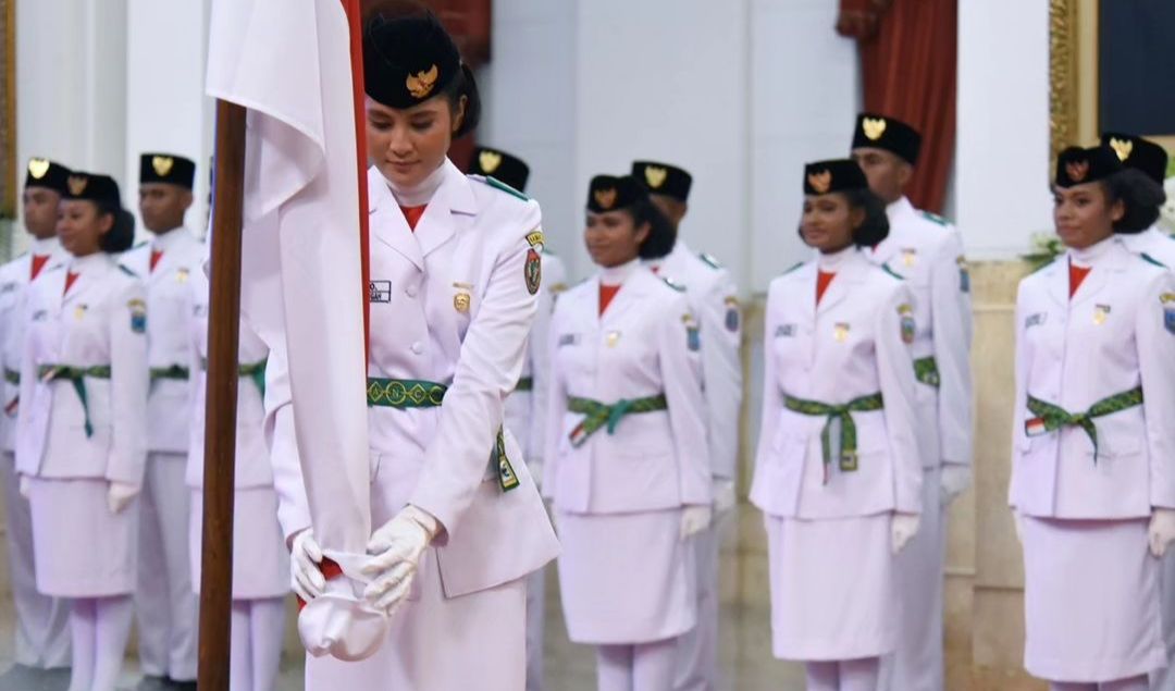 Seorang anggota Paskibraka asal Palangkaraya bernama Kachina Ozora, tak sengaja menjatuhkan pin pengukuhan yang baru disematkan oleh Presiden Joko Widodo.