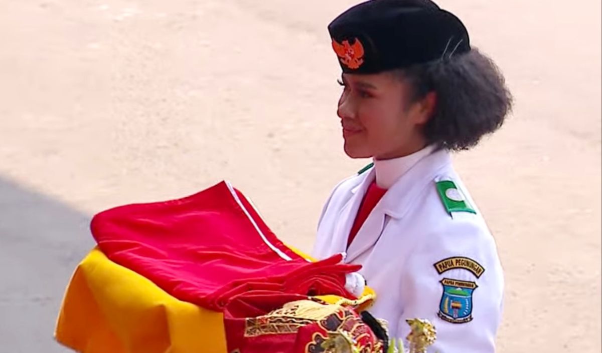 Sepatu Pengibar Bendera Lepas saat Bertugas