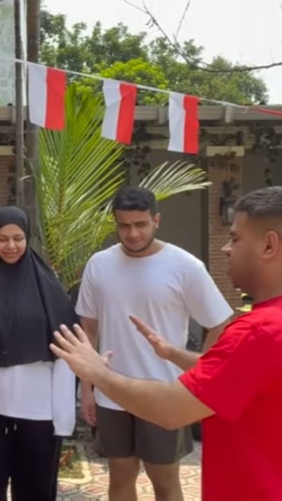 Sebelum memulai lomba, keluarga ini juga melakukan upacara dan menyanyikan lagu Indonesia Raya.