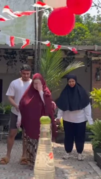 Selanjutnya adalah lomba menyentil jeruk yang ada di atas botol. Namun sebelum itu peserta lomba diharuskan berputar-putar dahulu dan menyentil dengan kondisi satu mata yang ditutup.