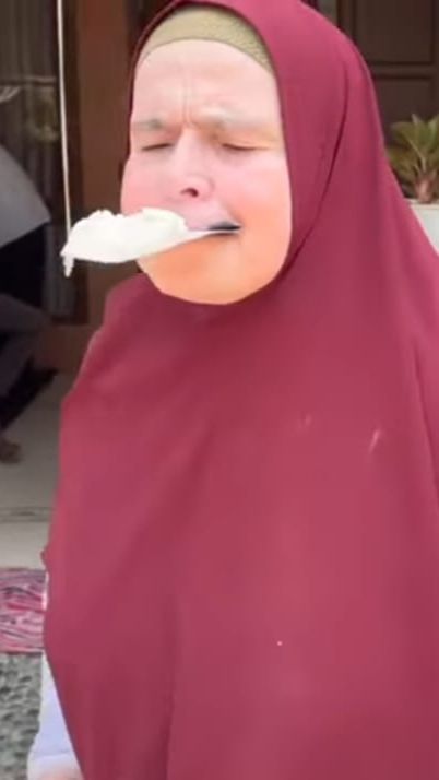 Selanjutnya ada lomba estafet tepung. Fadil dan keluarganya tampak begitu bersemangat meskipun pakaian mereka harus kotor terkena tepung.
