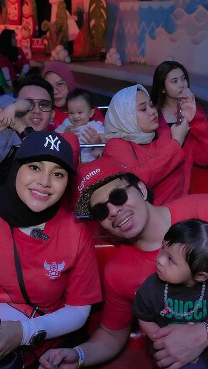 Salah satu wahana yang dikunjungi Atta dan Aurel adalah Istana Boneka. Ameena terlihat cukup takjub melihat banyaknya boneka yang ada di dalamnya.