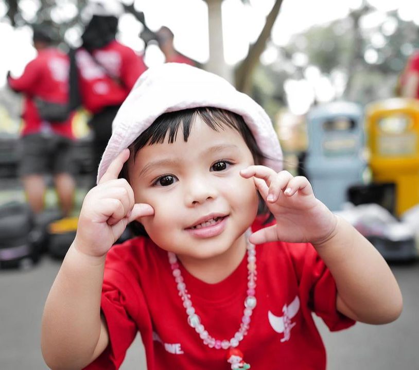 Tak kalah bahagia dari ayah dan ibunya, Ameena juga menikmati waktu di Dufan. Bocah berusia 1 tahun ini senang naik carousel dan berjalan-jalan. Ekspresinya di depan kamera selalu tak pernah gagal membuat gemas.
