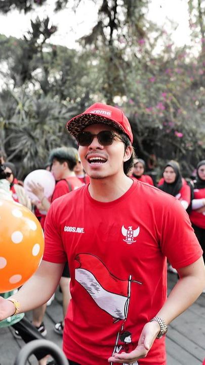 Meski harus mengawasi keluarga dan timnya, Atta tampak tak kesulitan. Justru ia terlihat sangat bahagia bisa mengajak seluruh orang tersayangnya berlibur.